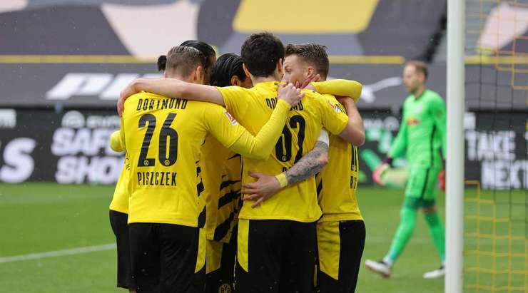 Một bàn thắng đồng đội tuyệt vời! Marco Reus (Dortmund) được giải thoát trong vòng cấm bởi Thorgan Hazard và không mắc một sai lầm nào với một pha dứt điểm tốt vào nóc lưới. 1:0.
