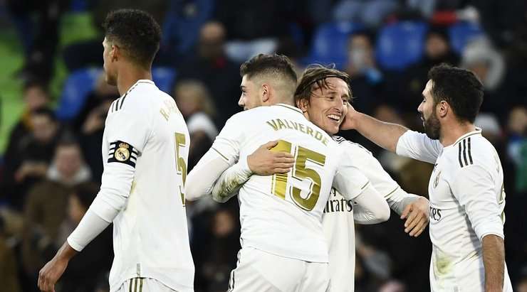 Vào! Federico Valverde tung một đường chuyền tốt vào vòng cấm và bóng tìm đến Luka Modric (Real Madrid). Cầu thủ này không bỏ lỡ vận may của mình và dễ dàng sút bóng từ cự ly gần vào lưới. 0:1.
