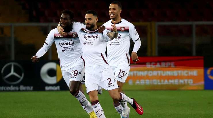 Boulaye Dia (Salernitana) lấy bóng tại rìa vòng cấm và tung cú sút một chạm không hề do dự. Anh ấy sút bóng xuất sắc khi nó đi vào góc trái phía dưới. Có thể thực hiện tốt hơn không? Chắc chắn là không. 0:1.
