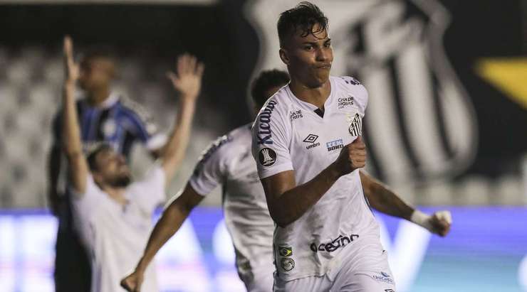 Kaio Jorge (Santos) chạy chỗ để đón quả phạt góc và đánh đầu thành bàn. Bóng đi dội xà ngang vào lưới. Thủ môn Vanderlei hoàn toàn không thể làm gì trong tình huống vừa rồi. Tỉ số đã được thay đổi thành 3:0.