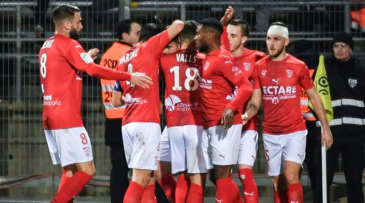 Vào! Zinedine Ferhat kiến tạo cho Florian Miguel (Nimes) người đệm bóng vào lưới trống. Anh ấy thay đổi tỉ số thành 1:1.