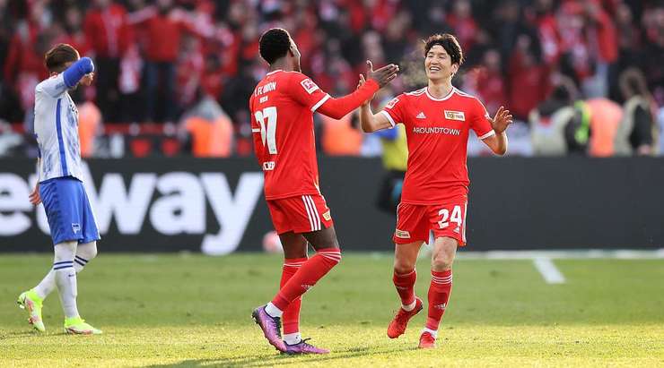 Sau một quả tạt nguy hiểm, Genki Haraguchi (Union Berlin) bật nhảy chính xác, đánh đầu đưa bóng quá tầm với của thủ môn vào phía trong cột dọc bên phải!