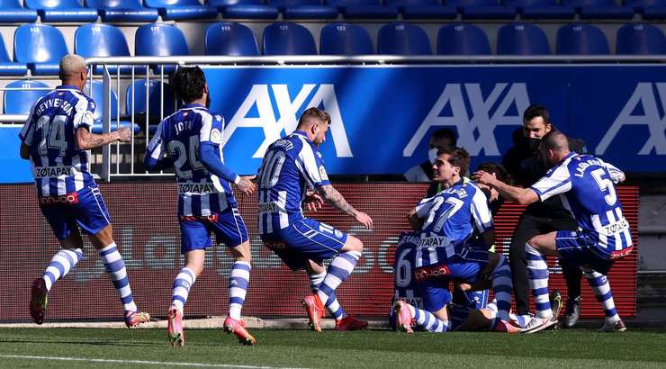 Vào! Rodrigo Battaglia (Alaves) thể hiện nền tảng kỹ thuật tuyệt vời của mình với một cú sút một chạm từ ngay bên ngoài vòng cấm, bóng đi vào góc cao bên phải khung thành. Tỉ số là 1:0.