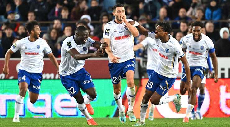 Bóng đã làm tung lưới! Rony Lopes đưa bóng vào từ quả phạt góc, Xavier Chavalerin (Troyes) tìm được khoảng trống cho mình tại rìa vòng cấm để tung một cú sút không thể ngăn chặn. Pha dứt điểm của anh ấy đi vào góc phải phía dưới và vượt quá tầm với của thủ môn. Tỉ số là 2:3.