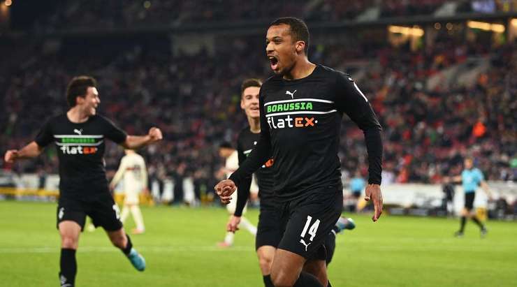 Tỉ số là 0:1! Florian Neuhaus chuyền bóng cho Alassane Plea (B. Monchengladbach) trong vòng cấm, người không bị ai kèm và sút bóng vào bên phải mành lưới.