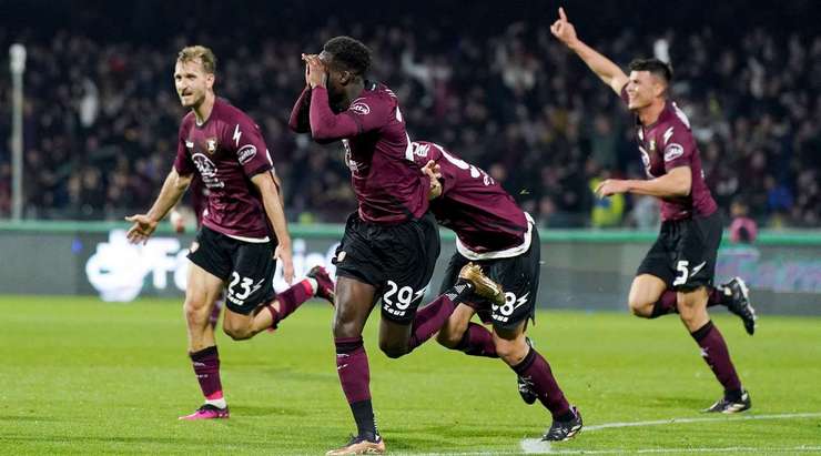 Vào! Boulaye Dia (Salernitana) với một pha dứt điểm tuyệt vời trong vòng cấm. Anh ấy tạo khoảng trống cho mình sau khi khống chế gọn gàng một đường chuyền từ đồng đội và sút bóng vào góc thấp bên phải khung thành.