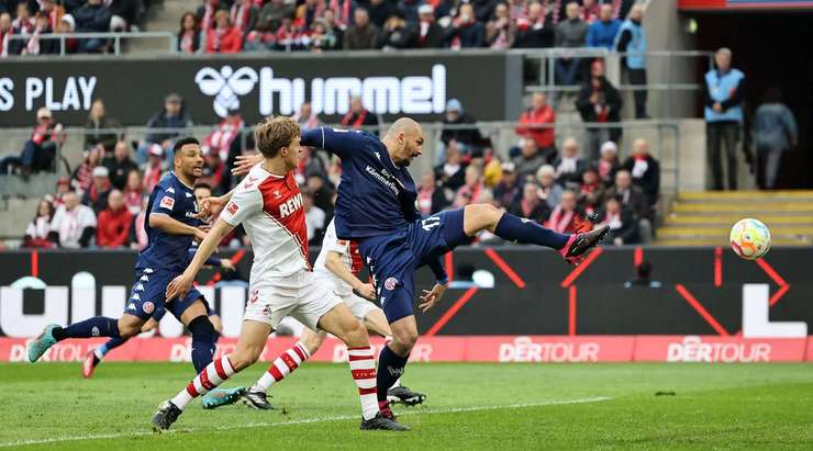 Cú sút búa bổ từ ngoài vòng cấm của Ludovic Ajorque (Mainz) đã ghi được một bàn thắng tuyệt vời vào ngay góc trái khung thành!
