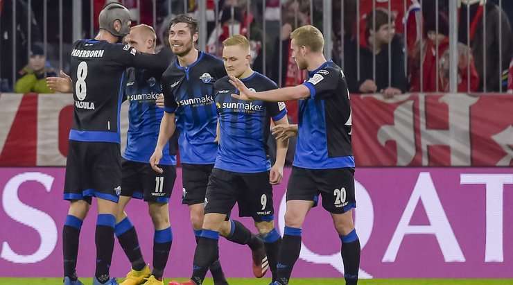 Vào! Sven Michel (Paderborn) dễ dàng đệm bóng vào lưới trống từ một cự ly gần, sau khi một cú sút đã đập vào một người hậu vệ và quả bóng bật ra. Tỉ số là 2:2.
