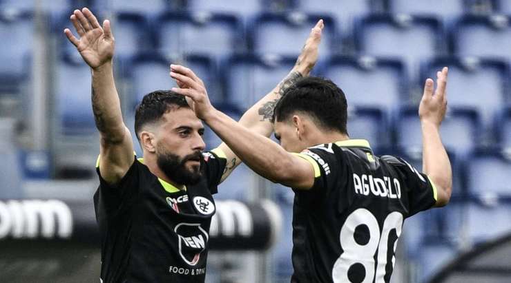 Ôi một BÀN THẮNG gì thế này! Đường câu bóng vào vòng cấm được Daniele Verde (Spezia) dứt điểm vào lưới với một cú ngả bàn đèn đậm tính nghệ sĩ! 1:1.