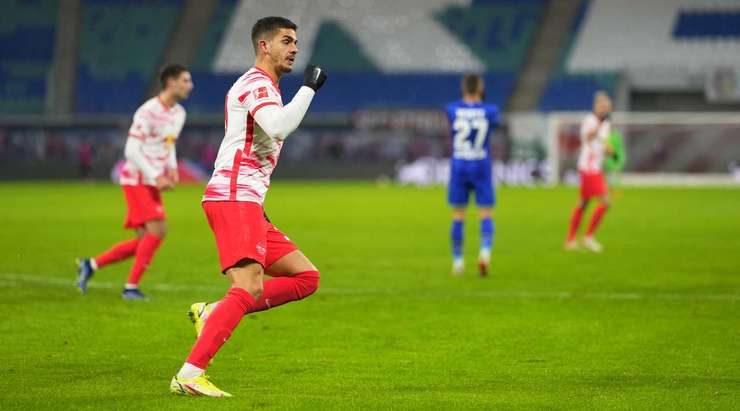 Vào! Christopher Nkunku là người kiến tạo còn Andre Silva (RB Leipzig) là một sát thủ thật sự. Anh kết thúc đường căng ngang bằng một cú đánh đầu lạnh lùng từ cự ly gần vào góc thấp bên trái khung thành. Tỉ số là 1:2.
