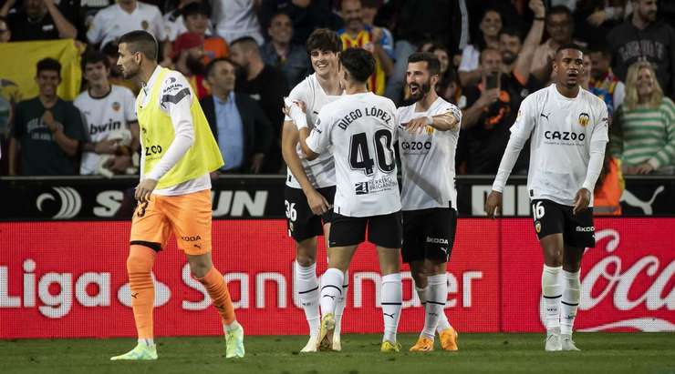 Vào! Javier Guerra Moreno (Valencia) len lỏi qua các cầu thủ đối phương trước khi tung một cú sút tuyệt diệu từ rìa vòng cấm vào góc cao bên phải mành lưới. Thủ môn Jordi Masip đã không có cơ hội nào để chạm vào quả bóng. Tỉ số là 2:1.