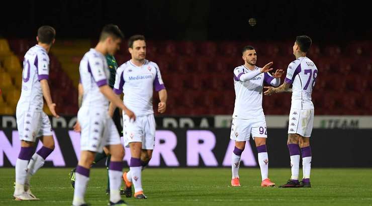 VÀO! 1:4! Franck Ribery chuyền bóng thành công cho Valentin Eysseric (Fiorentina) ngay trong vòng cấm. Cầu thủ này nhận ra thủ môn Lorenzo Montipo đang đứng ở khá xa khung thành và bấm bóng vào lưới. Một pha lốp bóng rất tinh quái.