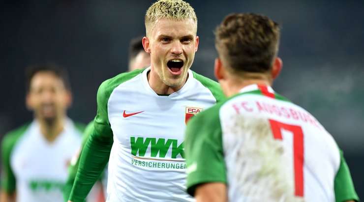 Vào! Philipp Max (Augsburg) đã có mặt đúng lúc đúng chỗ để lấy bóng bật ra trong vòng cấm, và anh ấy sút bóng vào chính giữa mành lưới. Tỉ số là 1:0.