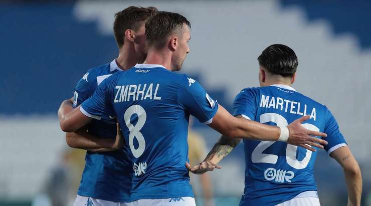 Jaromir Zmrhal (Brescia) có rất nhiều khoảng trống sau khi đón một đường chuyền chính xác trong vòng cấm. Anh không do dự tung một cú sút tuyệt vời, đưa bóng vào góc trái khung thành.