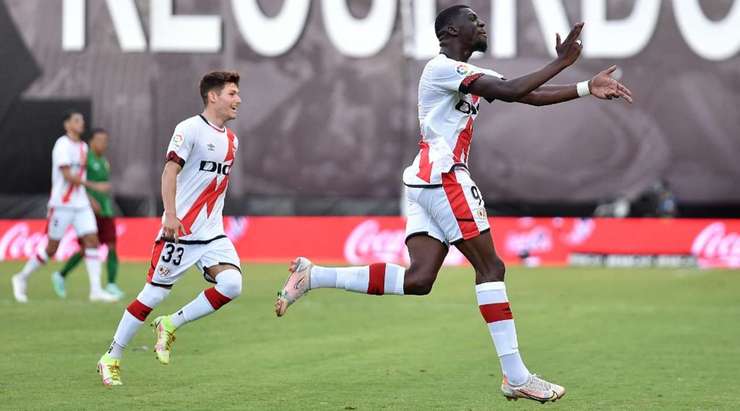 Randy Nteka (Rayo Vallecano) đột phá trước khi nhận một đường chuyền tuyệt vời của đồng đội và tung một cú sút chuẩn xác để đánh bại thủ môn. Quả bóng bay vào góc thấp bên phải khung thành.