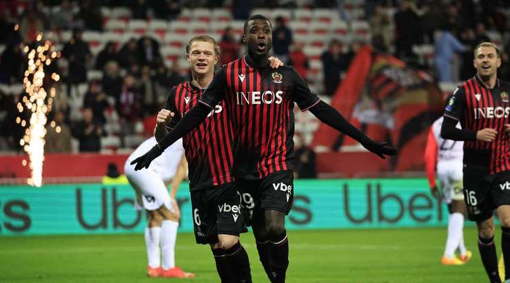 GOAL! Nicolas Pepe (Nice) đón đường chuyền từ Aaron Ramsey trong một đợt phản công nhanh và dứt điểm hiểm hóc từ cự ly tầm trung. Tỉ số là 3:0.