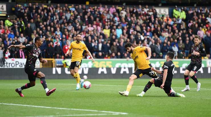 Vào! Diego Costa (Wolves) đã có mặt đúng lúc đúng chỗ để lấy bóng bật ra trong vòng cấm, và anh ấy sút bóng đi chìm vào phía trong cột dọc bên phải. Tỉ số là 1:0.