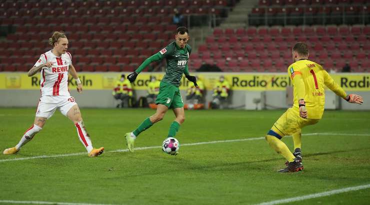Nó đã đi vào lưới! Florian Niederlechner là người cung cấp khi anh ấy chuyền bóng đến Iago (Augsburg) người dễ dàng đánh đầu lái bóng từ cự li gần. Tỉ số à 0:1.