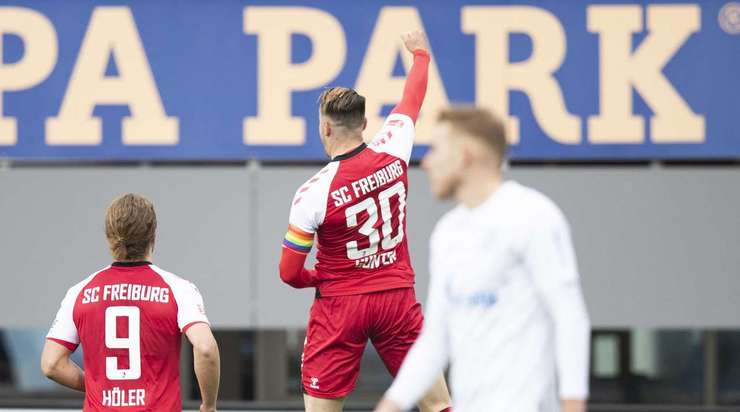 VÀO! Christian Gunter (Freiburg) cướp lấy quả bóng tại rìa vòng cấm sau một sai lầm tai hại của hàng thủ đối phương tung cú sút mạnh vào lưới. Tỉ số lúc này là 3:0.