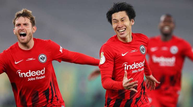 Daichi Kamada (Eintracht Frankfurt) nhận một đường chuyền bổng xuất sắc ngay bên ngoài vòng cấm và sút bóng mạnh vào góc trái phía dưới, không cho thủ môn một cơ hội nào.