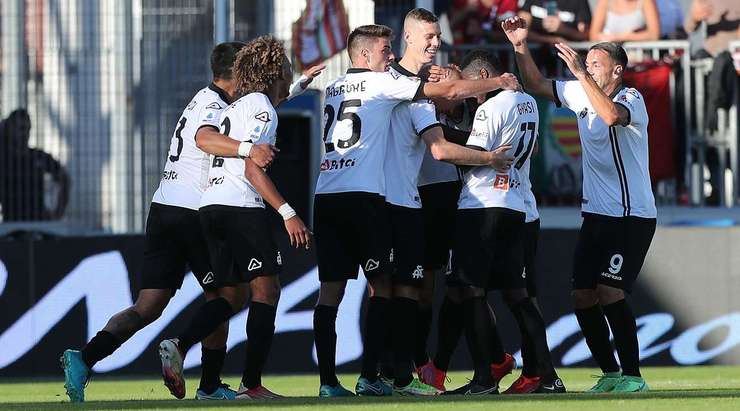 Viktor Kovalenko (Spezia) nhận đường chuyền từ đồng đội và anh không hề do dự tung một cú sút không thể cản phá vào góc cao bên phải khung thành.