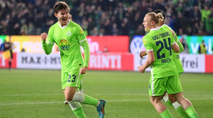 Vào! Jonas Wind (Wolfsburg) đã có mặt đúng lúc đúng chỗ để lấy bóng bật ra trong vòng cấm, và anh ấy sút bóng đi chìm vào chính giữa mành lưới. Tỉ số là 1:0.