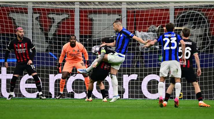 Vào! Hakan Calhanoglu thực hiện một quả tạt rất nguy hiểm từ quả phạt góc trước đó và bóng đi vào khoảng trống nơi Edin Dzeko (Inter) đang ẩn nấp. Cầu thủ này có một cú sút căng từ cự li gần, đưa bóng đi thẳng vào góc cao bên phải khung thành, nâng tỉ số lên 0:1.