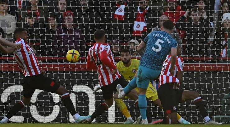 Vào! Pierre-Emile Hojbjerg (Tottenham) chớp cơ hội sau một tình huống bóng bật ra trong vòng cấm và đánh bại thủ môn với một cú sút vào mé trong cột dọc bên trái. Tỉ số đã được nâng lên: 2:2.