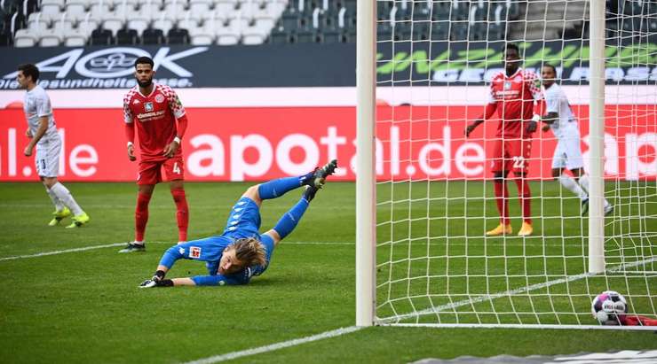 Vào! Lars Stindl (B. Monchengladbach) tìm thấy khoảng trống đủ để tung ra cú sút từ rìa vòng cấm và pha dứt điểm của anh đi chìm vào phía trong cột dọc bên phải. Một cú sút xuất sắc.