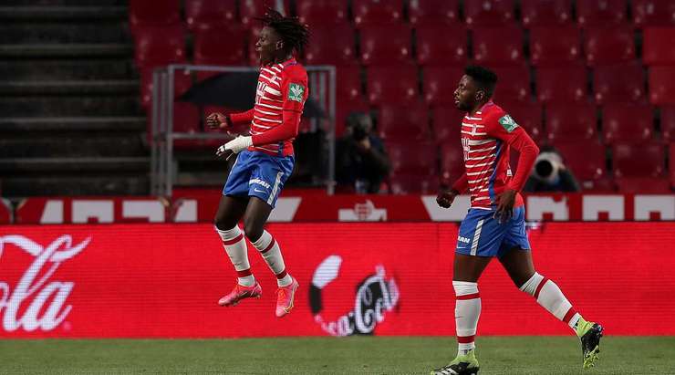 Vào! Domingos Quina (Granada CF) len lỏi qua các cầu thủ đối phương trước khi tung một cú sút tuyệt diệu từ rìa vòng cấm vào phía trong cột dọc bên phải. Thủ môn Edgar Badia đã không có cơ hội nào để chạm vào quả bóng. Tỉ số là 1:0.