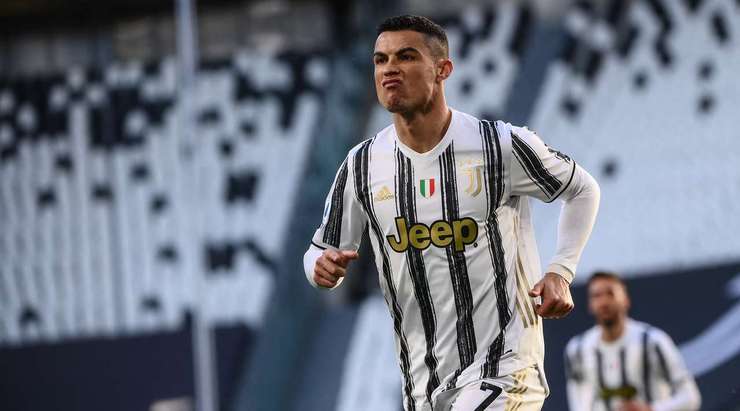 Vào! Cristiano Ronaldo (Juventus) có đủ khoảng trống trong vòng cấm để đón một đường chuyền từ Federico Chiesa và dứt điểm gọn gàng vào góc thấp bên trái khung thành. 1:0.