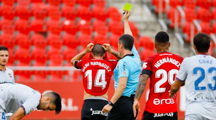 Daniel Rodriguez (Mallorca) lãnh thẻ vàng. Daniel Rodriguez (Mallorca) có vẻ như đã cố tình ngã xuống sân.