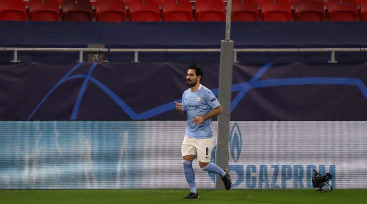 Ilkay Gundogan (Manchester City) thoát xuống sau đường chuyền từ Phil Foden, anh lao vào vòng cấm và tung cú sút như búa bổ về phía góc cao khung thành trong tư thế đối mặt với thủ môn.