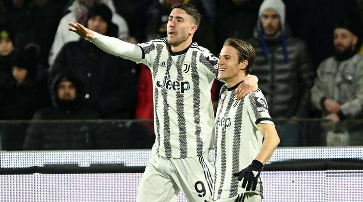 Vào - 0:3! Nicolo Fagioli chuyền bóng như đặt cho Dusan Vlahovic (Juventus), người có một cú sút từ cự ly gần vào góc thấp bên phải mành lưới, dễ dàng đánh bại thủ môn.
