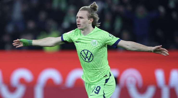 Patrick Wimmer (Wolfsburg) có lí do để ăn mừng! Anh ấy tung cú sút một chạm từ rìa vòng cấm đi chìm vào chính giữa mành lưới và quả thủ môn. Liệu anh ấy sẽ nhận trách nhiệm hay không? Khó để biết được anh ấy có thể cản phá nó hay không. 1:1.