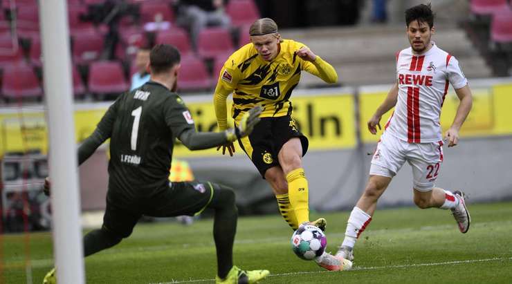 Một đường chuyền xé toang hàng phòng ngự đưa bóng đến chân Erling Haaland (Dortmund) trong vòng cấm và cầu thủ này đã không bỏ lỡ cơ hội! Nỗ lực của anh đưa bóng chuẩn xác vào góc thấp bên phải khung thành.