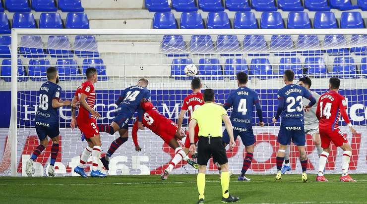 Jorge Pulido (Huesca) bật cao hơn các hậu vệ đối phương trong vòng 5m50 để đón quả phạt góc và ghi bàn với một cú đánh đầu rất tốt vào nóc lưới. Thủ môn đã không kịp phản ứng trong tình huống vừa rồi. Tỉ số bây giờ là 2:1.