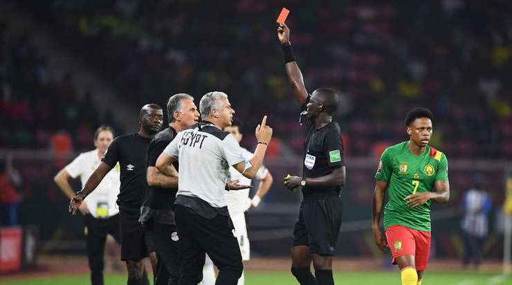 Đang có một tình huống lộn xộn ở khu vực kỹ thuật. Có vẻ như hlv Carlos Queiroz vừa nhận một chiếc thẻ vàng thứ hai từ trọng tài và ông đã phải đi vào phòng thay đồ sớm!
