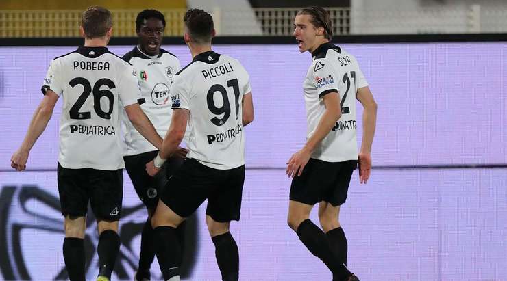 Roberto Piccoli (Spezia) nhảy lên đón một quả tạt xuất sắc từ đồng đội và đánh đầu chuẩn xác, đưa bóng vượt qua thủ môn, vào phía trong cột dọc bên trái.