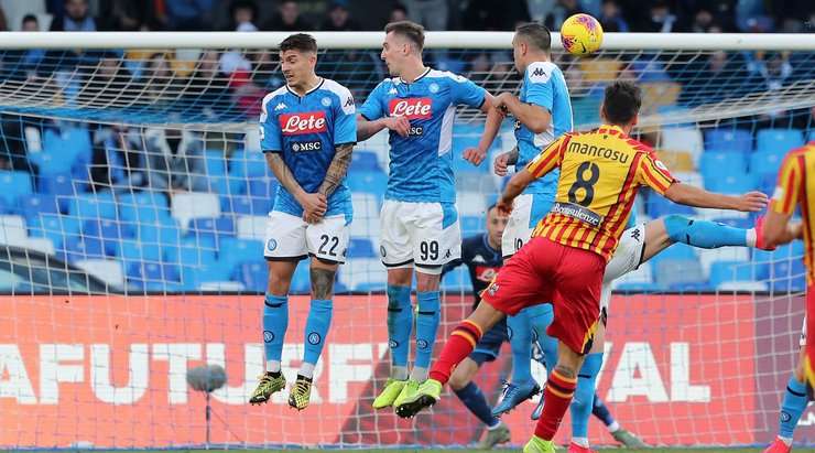Marco Mancosu (Lecce) trình diễn khả năng đá phạt xuất sắc của mình, từ một cự ly mà anh đã quá quen thuộc. Đó là một cú sút hoàn hảo, đưa bóng vào sát mé trong cột dọc bên trái.