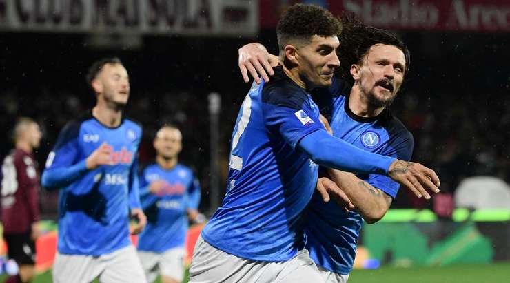 Andre Zambo Anguissa thực hiện một đường chuyền vào trong vòng cấm. Giovanni Di Lorenzo (Napoli) đón bóng và nhanh chóng tung một cú sút vào góc cao bên phải, đưa bóng đập cột dọc vào lưới! Thủ môn đã không thể làm được gì. Tỉ số là 0:1!
