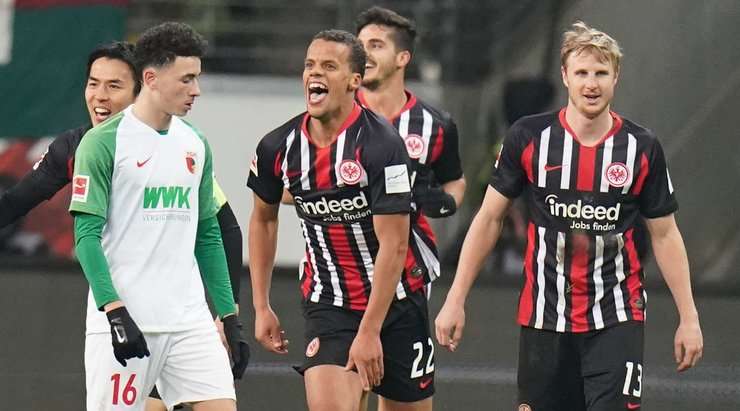 Timothy Chandler (Eintracht Frankfurt) ghi bàn! Timothy Chandler (Eintracht Frankfurt) được kiến tạo bởi Dominik Kohr và anh ấy đã cho thấy sự bình tĩnh tuyệt vời trong vòng cấm để sút vào góc phải phía trên. 1:0.
