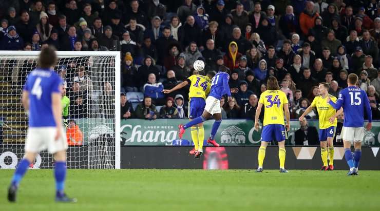 Ricardo Pereira (Leicester) bật lên đón quả tạt và tung cú đánh đầu chính xác đi chìm vào phía trong cột dọc bên trái.