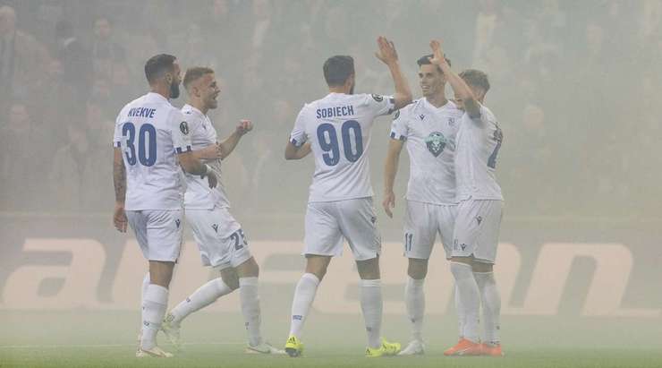 Vào - 0:3! Nika Kvekveskiri chuyền bóng như đặt cho Michal Skoras (Lech Poznan), người có một cú sút từ cự ly gần vào nửa bên phải khung thành, đánh bại thủ môn.