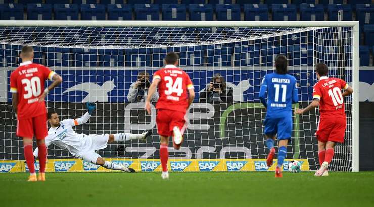 Vào! Max Kruse (Union Berlin) giành chiến thắng trên chấm phạt đền bằng một cú sút không thể cản phá, vượt qua tầm với của thủ môn Oliver Baumann vào góc thấp bên phải.