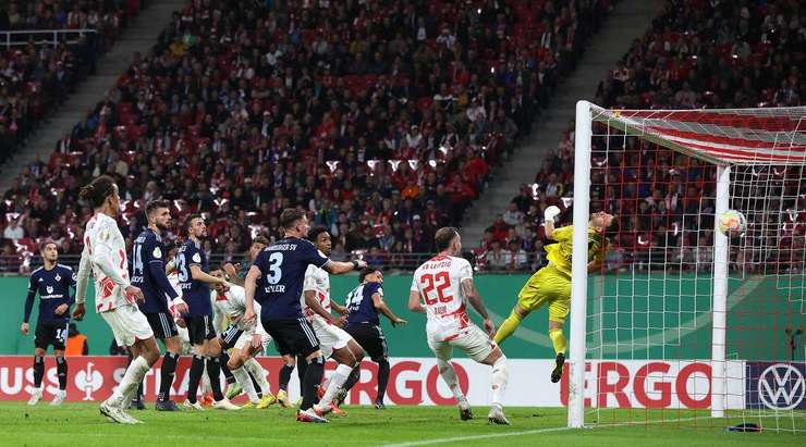 VÀO! Bóng được treo vào từ quả phạt góc và Mohamed Simakan (RB Leipzig) chạy chỗ rất tốt để tung một cú đánh đầu hoàn hảo vào góc phải cầu môn. Tỉ số của trận đấu đã được nâng lên: 3:0.