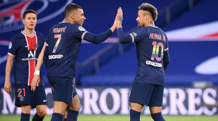 Vào! Neymar (Paris SG) tinh quái dừng lại một nhịp trước khi sút, chờ cho thủ môn Predrag Rajkovic đổ người trước khi bình tĩnh đưa bóng vào góc thấp bên phải.