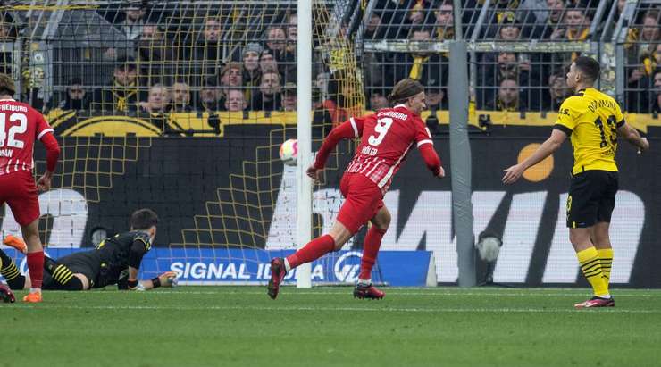 Vào! Lucas Holer (Freiburg) thể hiện nền tảng kỹ thuật tuyệt vời của mình với một cú sút một chạm từ ngay bên ngoài vòng cấm, bóng đi vào góc thấp bên phải khung thành. Tỉ số là 1:1.