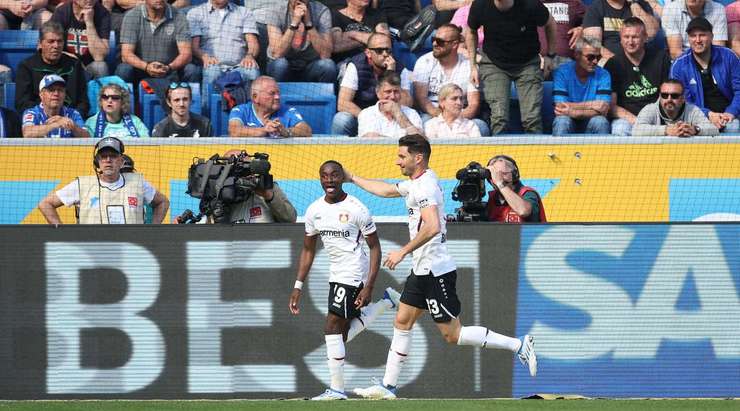 Vào - 2:2! Moussa Diaby (Bayer Leverkusen) nhận một đường chuyền chuẩn xác trong vòng cấm từ Patrik Schick và anh đánh bại thủ môn với một pha dứt điểm sắc sảo vào góc thấp bên phải khung thành.