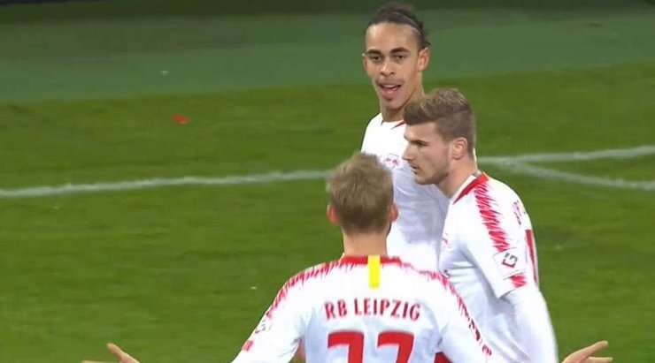 Yussuf Poulsen (RB Leipzig) nhận một đường chuyền thú vị bên trong vòng cấm và anh tung một cú sút trái phá chính xác vào phía trong cột dọc bên trái. Một pha dứt điểm tuyệt đẹp!